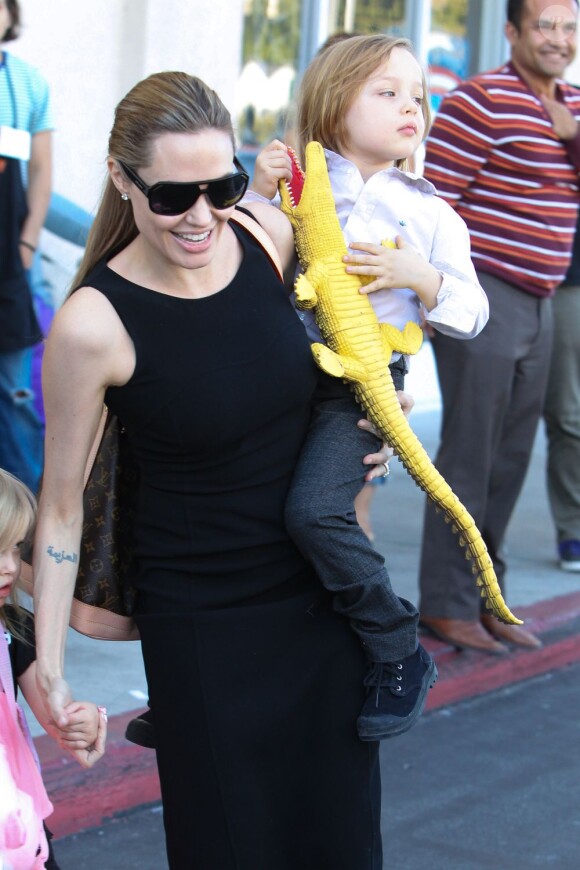 Angelina Jolie emmène trois de ses enfants faire du shopping pour Halloween le 28 octobre 2012 à Sherman Oaks en Californie dans le magasin Party City