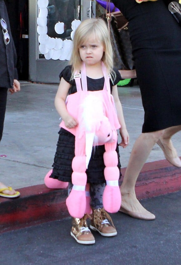 Angelina Jolie emmène trois de ses enfants faire du shopping pour Halloween le 28 octobre 2012 à Sherman Oaks en Californie dans le magasin Party City : la petite Vivienne a trouvé une licorne
