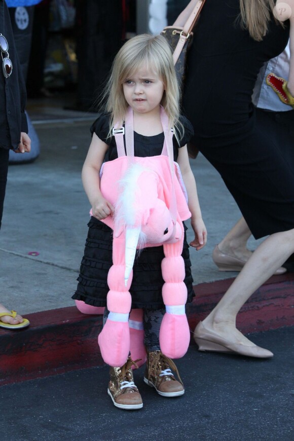 Angelina Jolie emmène trois de ses enfants faire du shopping pour Halloween le 28 octobre 2012 à Sherman Oaks en Californie dans le magasin Party City