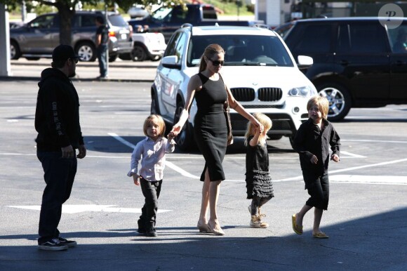 Angelina Jolie emmène trois de ses enfants faire du shopping pour Halloween le 28 octobre 2012 à Sherman Oaks en Californie dans le magasin Party City