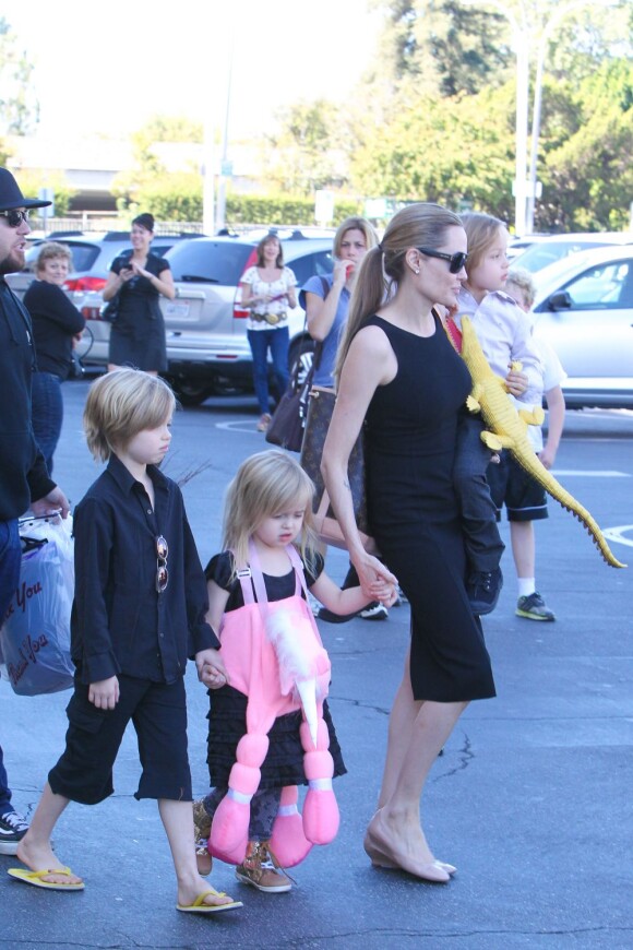 Angelina Jolie emmène trois de ses enfants faire du shopping pour Halloween le 28 octobre 2012 à Sherman Oaks en Californie dans le magasin Party City