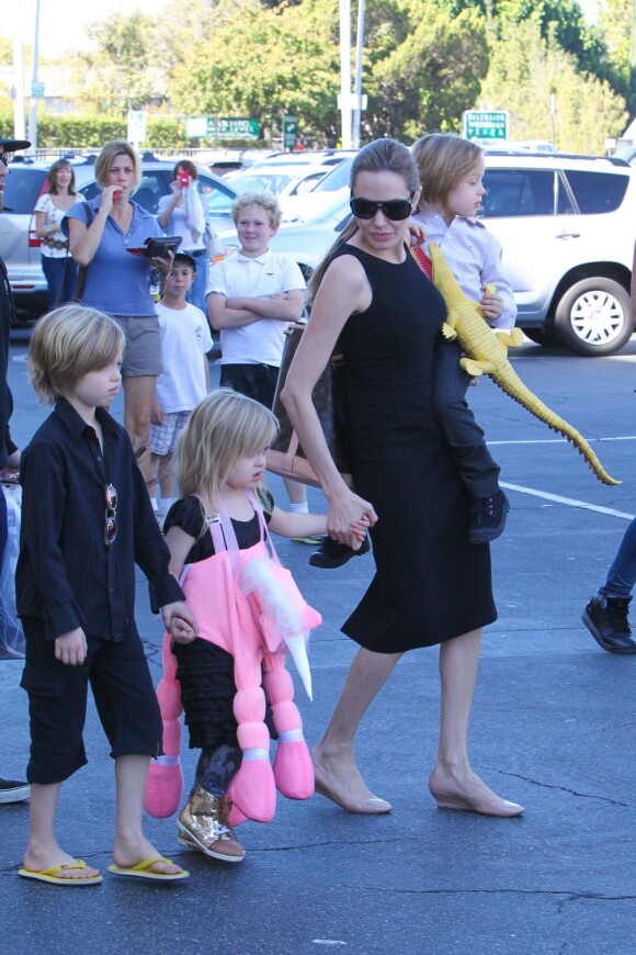Angelina Jolie emmène trois de ses enfants faire du shopping pour Halloween le 28 octobre 2012 à Sherman Oaks en Californie dans le magasin Party City