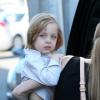 Angelina Jolie emmène trois de ses enfants faire du shopping pour Halloween le 28 octobre 2012 à Sherman Oaks en Californie dans le magasin Party City