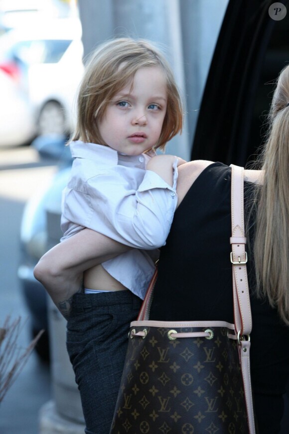 Angelina Jolie emmène trois de ses enfants faire du shopping pour Halloween le 28 octobre 2012 à Sherman Oaks en Californie dans le magasin Party City