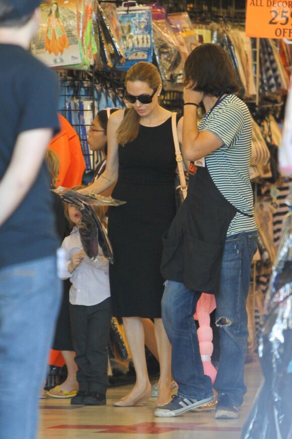 Angelina Jolie emmène trois de ses enfants faire du shopping pour Halloween le 28 octobre 2012 à Sherman Oaks en Californie dans le magasin Party City
