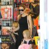 Angelina Jolie emmène trois de ses enfants faire du shopping pour Halloween le 28 octobre 2012 à Sherman Oaks en Californie dans le magasin Party City