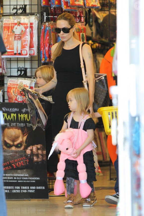 Angelina Jolie emmène trois de ses enfants faire du shopping pour Halloween le 28 octobre 2012 à Sherman Oaks en Californie dans le magasin Party City