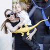 Angelina Jolie emmène trois de ses enfants faire du shopping pour Halloween le 28 octobre 2012 à Sherman Oaks en Californie dans le magasin Party City : elle porte dans ses bras son fils Knox