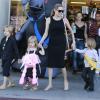 Angelina Jolie emmène trois de ses enfants faire du shopping pour Halloween le 28 octobre 2012 à Sherman Oaks en Californie dans le magasin Party City : elle porte dans ses bras son fils Knox