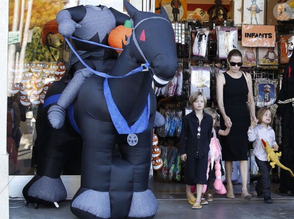 Angelina Jolie emmène trois de ses enfants faire du shopping pour Halloween le 28 octobre 2012 à Sherman Oaks en Californie dans le magasin Party City : elle porte dans ses bras son fils Knox