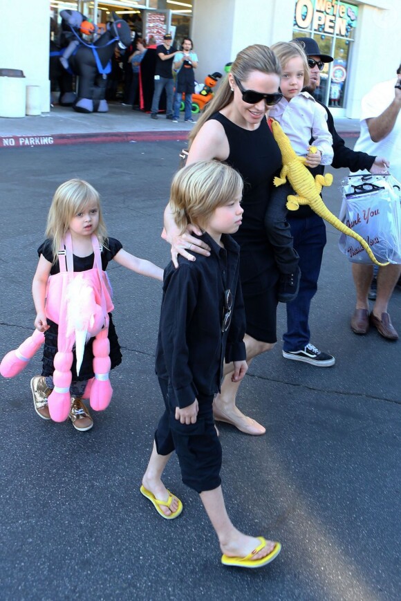 Angelina Jolie emmène trois de ses enfants faire du shopping pour Halloween le 28 octobre 2012 à Sherman Oaks en Californie dans le magasin Party City : elle porte dans ses bras son fils Knox