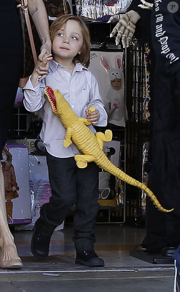 Angelina Jolie emmène trois de ses enfants faire du shopping pour Halloween le 28 octobre 2012 à Sherman Oaks en Californie dans le magasin Party City : elle porte dans ses bras son fils Knox