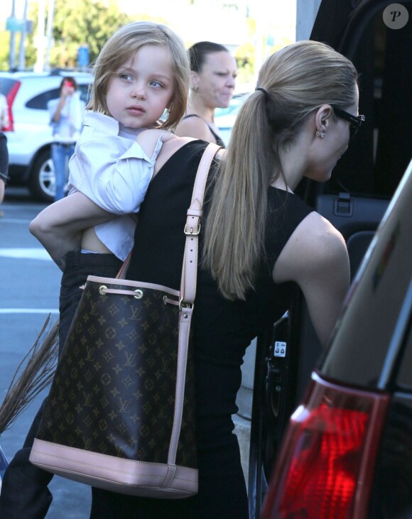 Angelina Jolie emmène trois de ses enfants faire du shopping pour Halloween le 28 octobre 2012 à Sherman Oaks en Californie dans le magasin Party City : elle porte dans ses bras son fils Knox