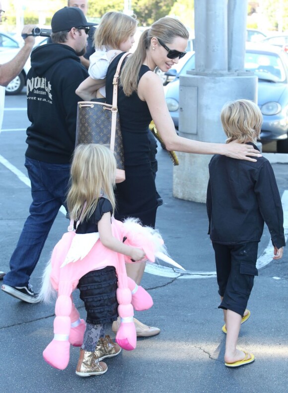 Angelina Jolie emmène trois de ses enfants faire du shopping pour Halloween le 28 octobre 2012 à Sherman Oaks en Californie dans le magasin Party City : elle porte dans ses bras son fils Knox