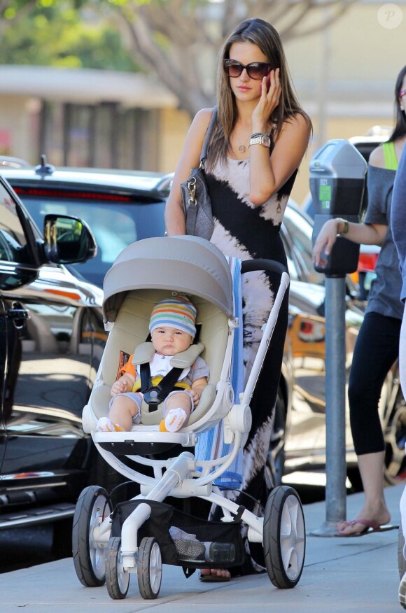 Alessandra Ambrosio à Los Angeles se promène avec son adorable fils Noah