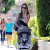 Alessandra Ambrosio se promène avec son adorable fils Noah à Los Angeles
