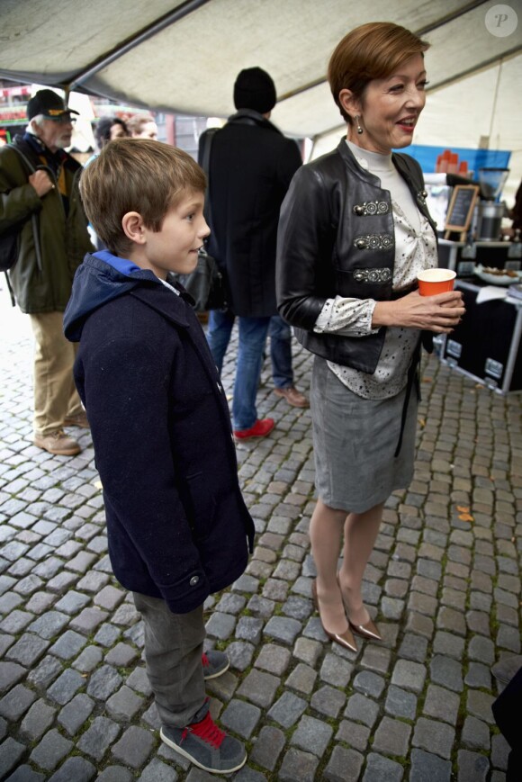 Le prince Felix de Danemark, 10 ans, et sa mère la comtesse Alexandra de Frederiksborg sur la place du Nytorv à Copenhague le 23 octobre 2012 pour découvrir l'expo photo Children's struggle for life de Jan Grarup.