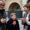 Le prince Felix, 10 ans, et sa mère la comtesse Alexandra de Frederiksborg sur la place du Nytorv à Copenhague le 23 octobre 2012 pour découvrir l'expo photo Children's struggle for life de Jan Grarup.