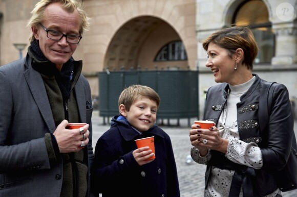 Le prince Felix, 10 ans, et sa mère la comtesse Alexandra de Frederiksborg sur la place du Nytorv à Copenhague le 23 octobre 2012 pour découvrir l'expo photo Children's struggle for life de Jan Grarup.