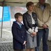 Le prince Felix de Danemark, 10 ans, et sa mère la comtesse Alexandra de Frederiksborg sur la place du Nytorv à Copenhague le 23 octobre 2012 pour découvrir l'expo photo Children's struggle for life de Jan Grarup.