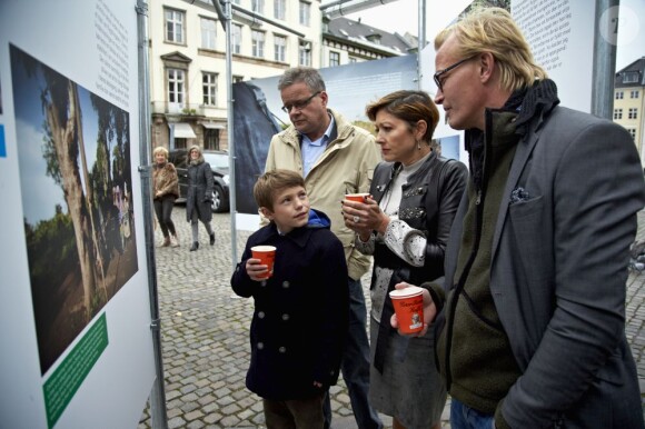 Le prince Felix de Danemark et sa mère la comtesse Alexandra de Frederiksborg sur la place du Nytorv à Copenhague le 23 octobre 2012 pour découvrir l'expo photo Children's struggle for life de Jan Grarup.