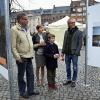Le prince Felix de Danemark, 10 ans, et sa mère la comtesse Alexandra de Frederiksborg sur la place du Nytorv à Copenhague le 23 octobre 2012 pour découvrir l'expo photo Children's struggle for life de Jan Grarup.