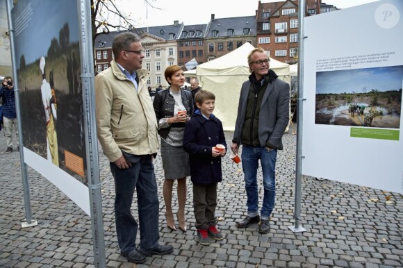 Le prince Felix de Danemark, 10 ans, et sa mère la comtesse Alexandra de Frederiksborg sur la place du Nytorv à Copenhague le 23 octobre 2012 pour découvrir l'expo photo Children's struggle for life de Jan Grarup.