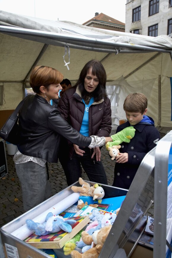 Le prince Felix de Danemark, 10 ans, et sa mère la comtesse Alexandra de Frederiksborg sur la place du Nytorv à Copenhague le 23 octobre 2012 pour découvrir l'expo photo Children's struggle for life de Jan Grarup.