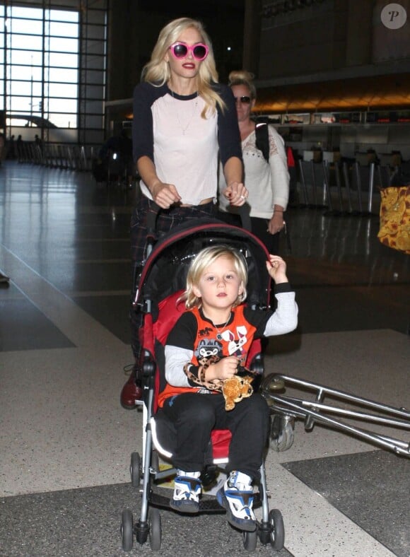 Gwen Stefani et son fils Zuma en pousette à l'aéroport de Los Angeles, le 30 octobre 2012.