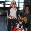 Gwen Stefani et son fils Zuma qui se cache des photographes à l'aéroport de Los Angeles, le 30 octobre 2012.