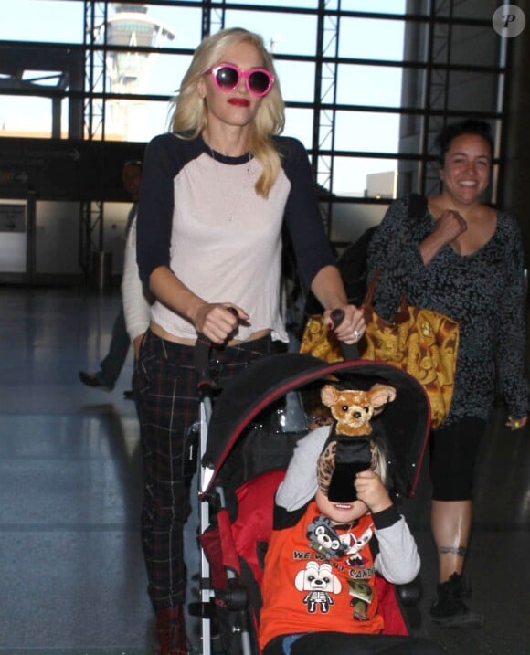 Gwen Stefani et son fils Zuma qui se cache des photographes à l'aéroport de Los Angeles, le 30 octobre 2012.