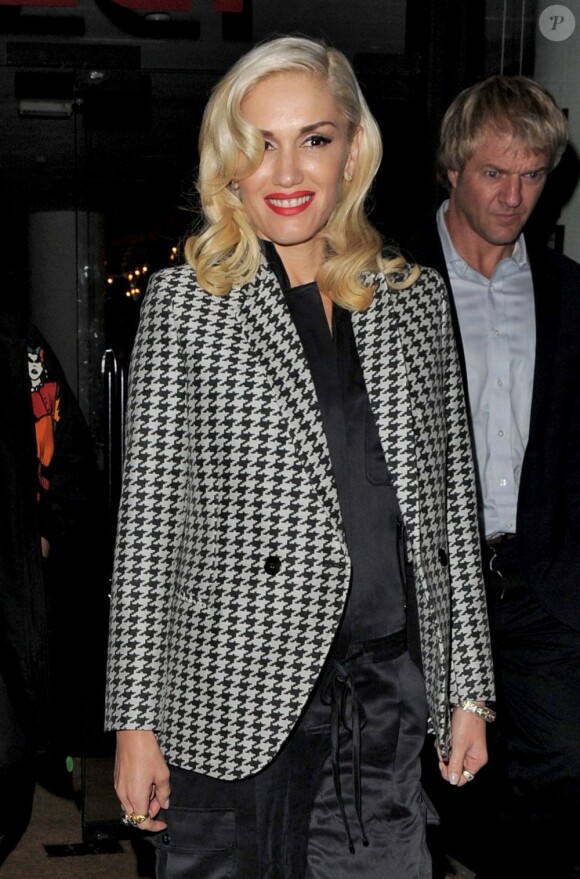 Gwen Stefani sort d'un restaurant à Londres, après avoir mangé avec son fils Zuma, le 27 septembre 2012.