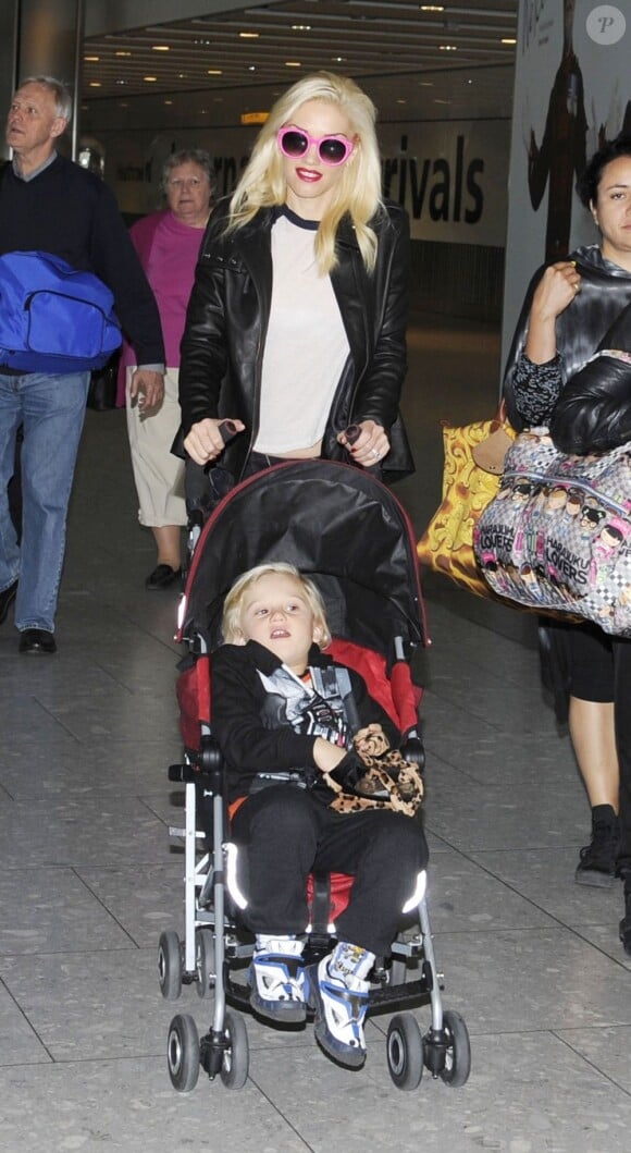 Gwen Stefani arrive à l'aéroport de Londres avec son fils Zuma, le 31 octobre 2012.