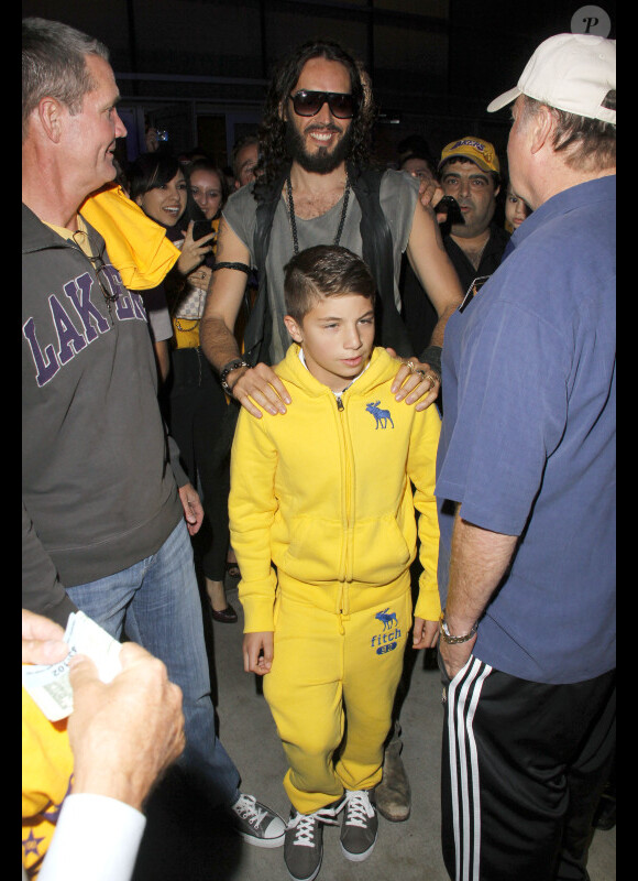 Le beau Russell Brand arrive au match de basket des Lakers à Los Angeles, le 30 octobre 2012