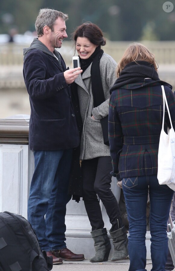 Delphine Chanéac et Chris Vance morts de rire, font un shooting photo pour la série de M6 Le transporteur à Paris le 29 octobre 2012.