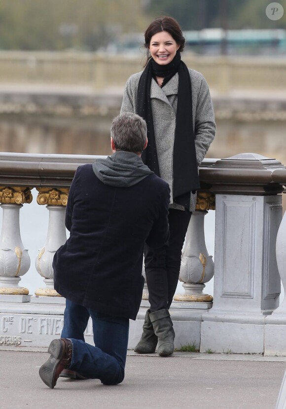 Delphine Chanéac et Chris Vance font un shooting photo pour la série de M6 Le transporteur à Paris le 29 octobre 2012. Les acteurs ont posé Place Vendôme, place de la Concorde, sur le pont Alexandre III et sur la place du Trocadéro devant la tour Eiffel.