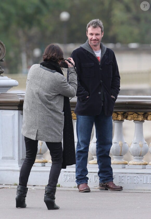 Delphine Chanéac et Chris Vance font un shooting photo pour la série de M6 Le transporteur à Paris le 29 octobre 2012. Les acteurs ont posé Place Vendôme, place de la Concorde, sur le pont Alexandre III et sur la place du Trocadéro devant la tour Eiffel.