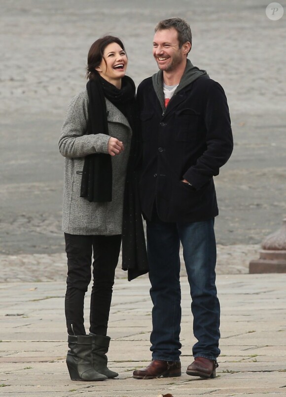 Delphine Chanéac et Chris Vance font un shooting photo pour la série de M6 Le transporteur à Paris le 29 octobre 2012. Les acteurs ont posé Place Vendôme, place de la Concorde, sur le pont Alexandre III et sur la place du Trocadéro devant la tour Eiffel.