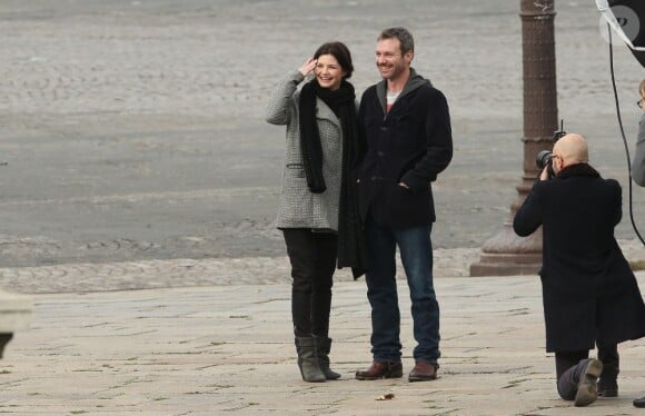 Delphine Chanéac et Chris Vance font un shooting photo pour la série de M6 Le transporteur à Paris le 29 octobre 2012. Les acteurs ont posé Place Vendôme, place de la Concorde, sur le pont Alexandre III et sur la place du Trocadéro devant la tour Eiffel.