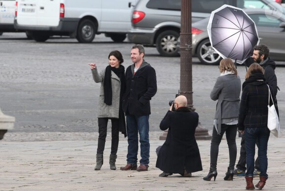 Delphine Chanéac et Chris Vance font un shooting photo pour la série de M6 Le transporteur à Paris le 29 octobre 2012. Les acteurs ont posé Place Vendôme, place de la Concorde, sur le pont Alexandre III et sur la place du Trocadéro devant la tour Eiffel.