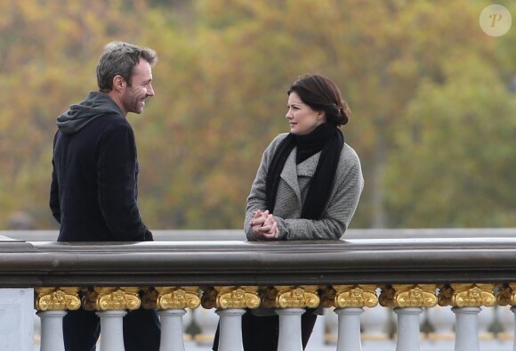 Delphine Chanéac et Chris Vance font un shooting photo pour la série de M6 Le transporteur à Paris le 29 octobre 2012. Les acteurs ont posé Place Vendôme, place de la Concorde, sur le pont Alexandre III et sur la place du Trocadéro devant la tour Eiffel.