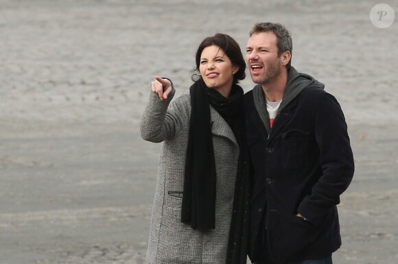 Delphine Chanéac et Chris Vance font un shooting photo pour la série de M6 Le transporteur à Paris le 29 octobre 2012. Les acteurs ont posé Place Vendôme, place de la Concorde, sur le pont Alexandre III et sur la place du Trocadéro devant la tour Eiffel.
