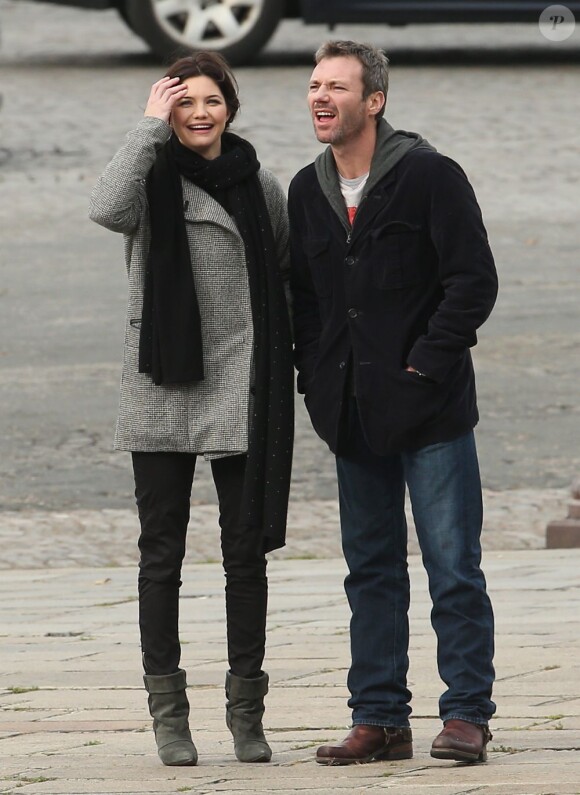 Delphine Chanéac et Chris Vance font un shooting photo pour la série de M6 Le transporteur à Paris le 29 octobre 2012. Les acteurs ont posé Place Vendôme, place de la Concorde, sur le pont Alexandre III et sur la place du Trocadéro devant la tour Eiffel.