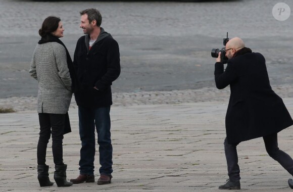 Delphine Chanéac et Chris Vance font un shooting photo pour la série de M6 Le transporteur à Paris le 29 octobre 2012. Les acteurs ont posé Place Vendôme, place de la Concorde, sur le pont Alexandre III et sur la place du Trocadéro devant la tour Eiffel.