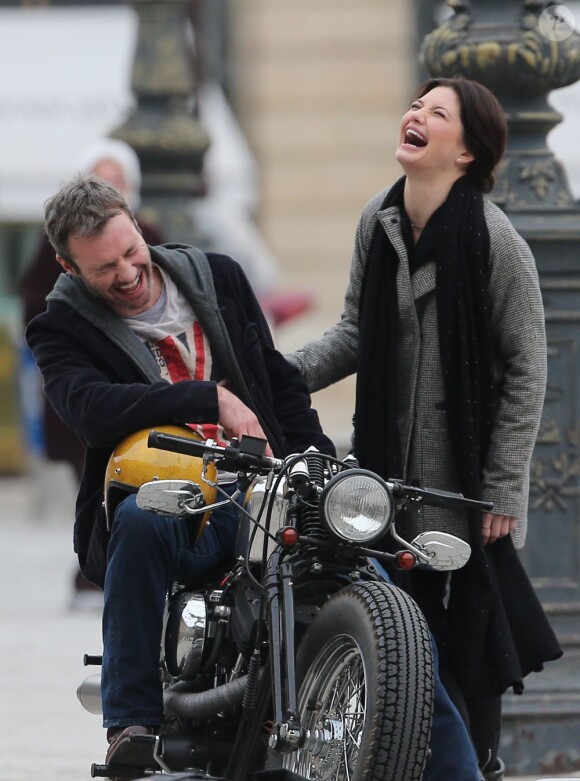 Delphine Chanéac et Chris Vance font un shooting photo pour la série de M6 Le transporteur à Paris le 29 octobre 2012. Les acteurs ont posé Place Vendôme, place de la Concorde, sur le pont Alexandre III et sur la place du Trocadéro devant la tour Eiffel.