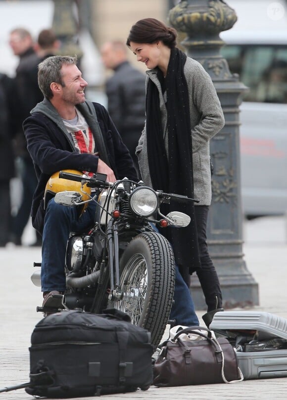 Delphine Chanéac et Chris Vance font un shooting photo pour la série de M6 Le transporteur à Paris le 29 octobre 2012. Les acteurs ont posé Place Vendôme, place de la Concorde, sur le pont Alexandre III et sur la place du Trocadéro devant la tour Eiffel.