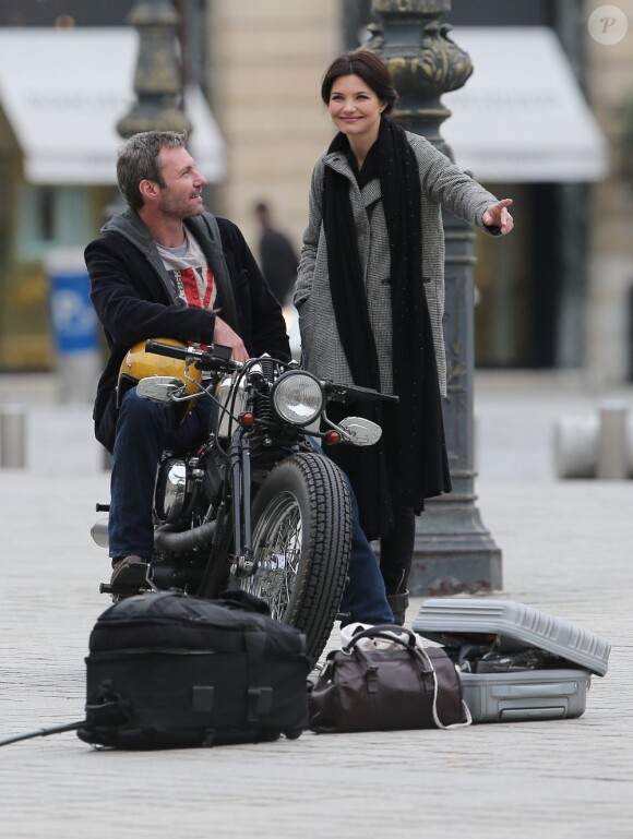 Delphine Chanéac et Chris Vance font un shooting photo pour la série de M6 Le transporteur à Paris le 29 octobre 2012. Les acteurs ont posé Place Vendôme, place de la Concorde, sur le pont Alexandre III et sur la place du Trocadéro devant la tour Eiffel.