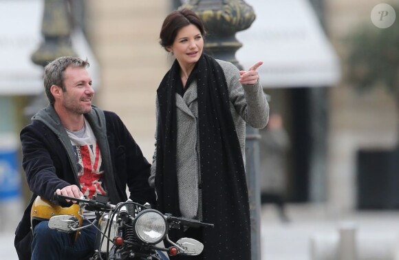 Delphine Chanéac et Chris Vance font un shooting photo pour la série de M6 Le transporteur à Paris le 29 octobre 2012. Les acteurs ont posé Place Vendôme, place de la Concorde, sur le pont Alexandre III et sur la place du Trocadéro devant la tour Eiffel.