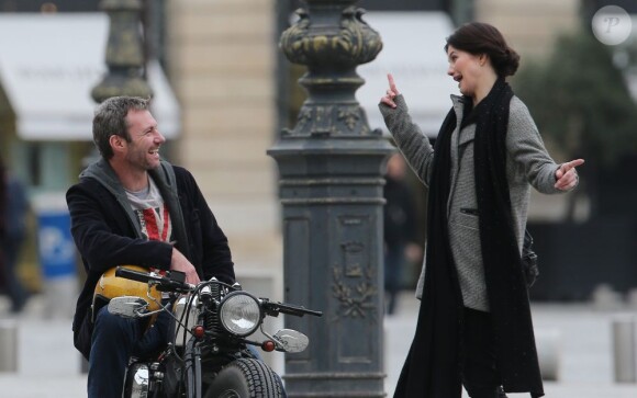 Delphine Chanéac et Chris Vance font un shooting photo pour la série de M6 Le transporteur à Paris le 29 octobre 2012. Les acteurs ont posé Place Vendôme, place de la Concorde, sur le pont Alexandre III et sur la place du Trocadéro devant la tour Eiffel.