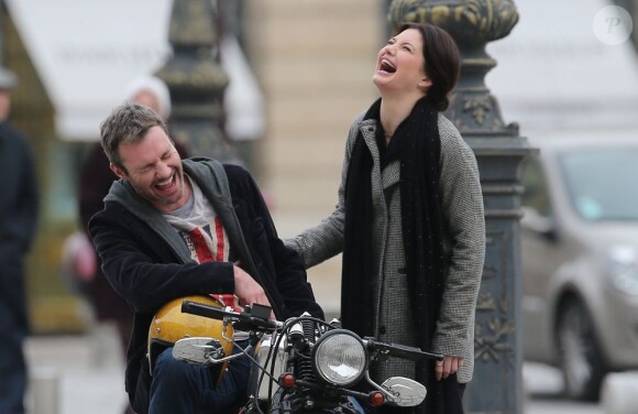 Delphine Chanéac et Chris Vance font un shooting photo pour la série de M6 Le transporteur à Paris le 29 octobre 2012. Les acteurs ont posé Place Vendôme, place de la Concorde, sur le pont Alexandre III et sur la place du Trocadéro devant la tour Eiffel.